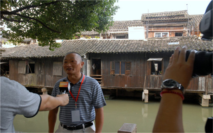 “烏鎮(zhèn)變化很大，越來越美。這次老年人免費游烏鎮(zhèn)活動，非常開心！”_副本.jpg